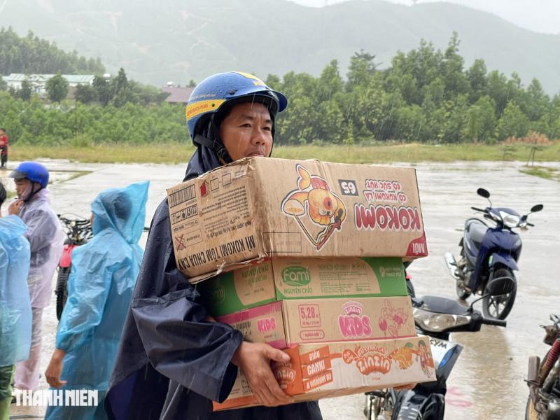 Giữa lũ dữ , lực lượng chức năng tiếp tế và giải cứu người dân tại Yang Mao , Đắk Lắk - Ảnh 7. Giữa lũ dữ , lực lượng chức năng tiếp tế và giải cứu người dân tại Yang Mao , Đắk Lắk - Ảnh 7.