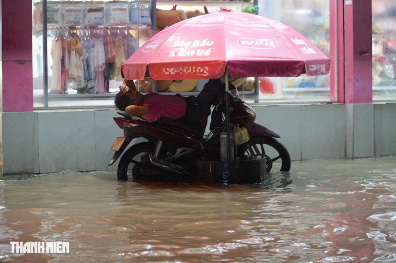 Gần 5 giờ sống cùng triều cường vượt lịch sử ở khu phía nam TP.HCM  - Ảnh 9.