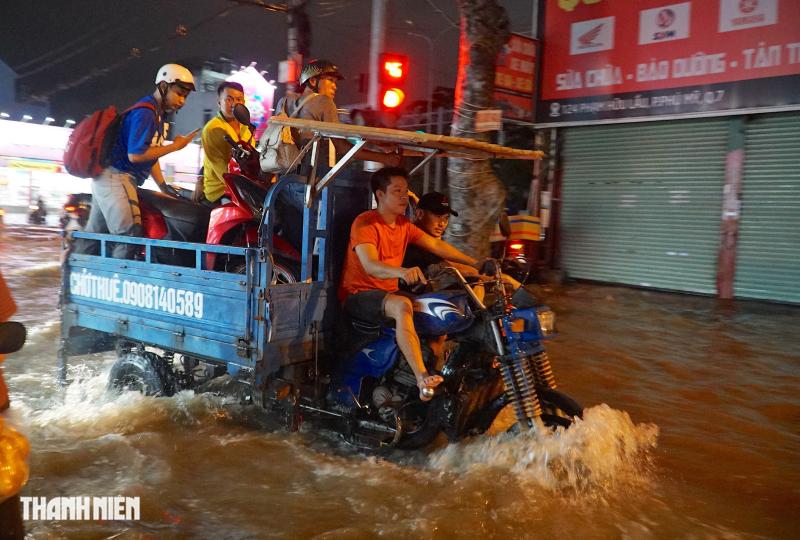 Gần 5 giờ sống cùng triều cường vượt lịch sử ở khu phía nam TP.HCM  - Ảnh 10.