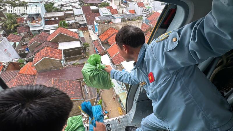 Trực thăng Bộ Quốc phòng thả hàng cứu trợ người dân ngập lụt Phú Yên cũ- Ảnh 9.