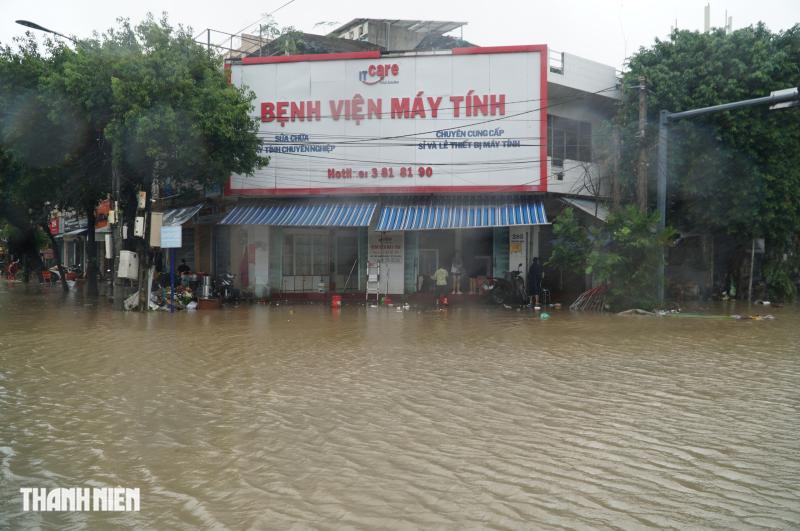 Hình ảnh nước ngập mênh mông tại tâm lũ lịch sử ở tỉnh Đắk Lắk - Ảnh 10.