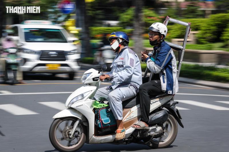 Dùng điện thoại khi lái xe trên đường phố TP.HCM: Thói quen khó bỏ? - Ảnh 4.