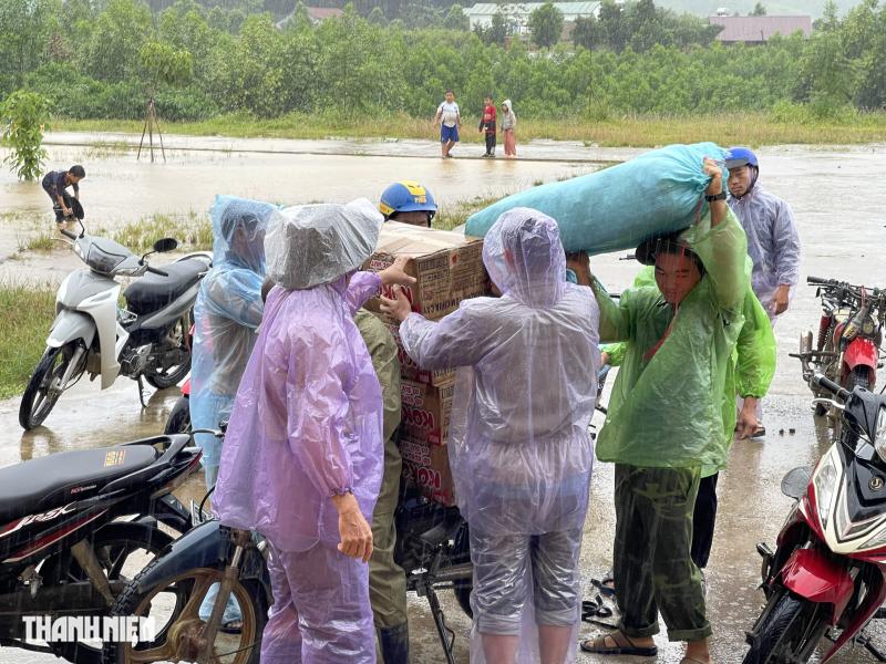 Giữa lũ dữ , lực lượng chức năng tiếp tế và giải cứu người dân tại Yang Mao , Đắk Lắk - Ảnh 5. Giữa lũ dữ , lực lượng chức năng tiếp tế và giải cứu người dân tại Yang Mao , Đắk Lắk - Ảnh 5.