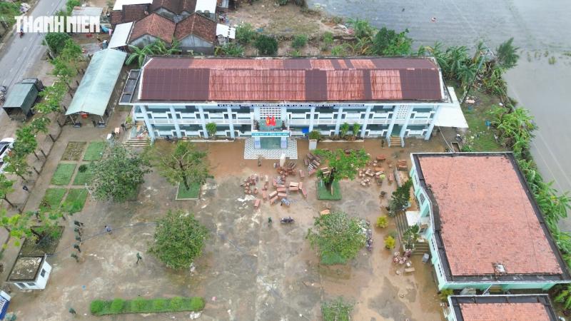Rốn lũ Hòa Thịnh nhìn từ flycam: Làng quê ngổn ngang sau nước rút- Ảnh 1. Rốn lũ Hòa Thịnh nhìn từ flycam: Làng quê ngổn ngang sau nước rút- Ảnh 1.