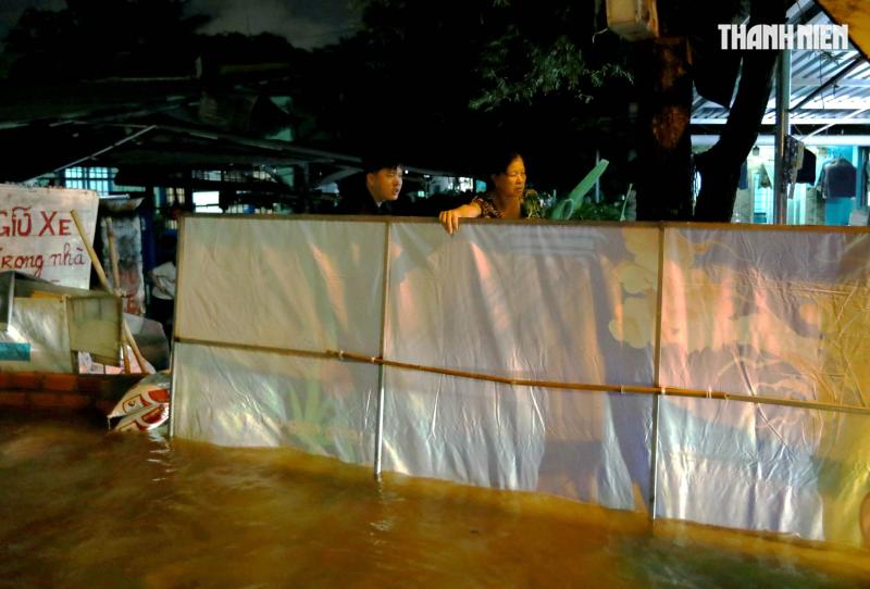 Triều cường ở TP.HCM: Người dân Thanh Đa lại khổ sở chống chọi trong đêm- Ảnh 11.