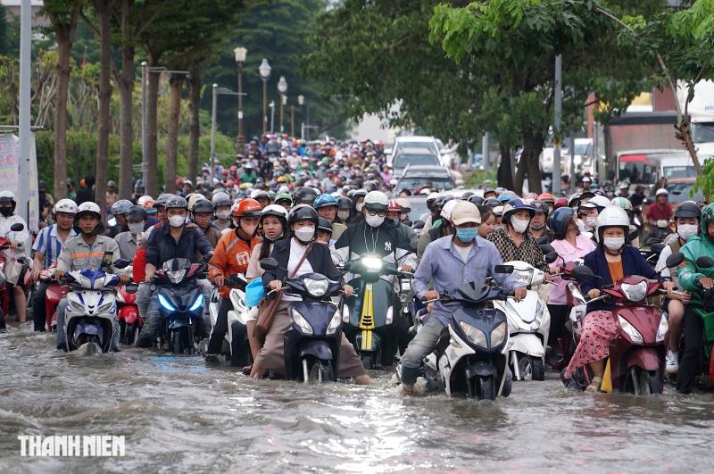 Triều cường dâng cao chiều tối 5.11: Người dân loay hoay tìm đường về nhà - Ảnh 1.
