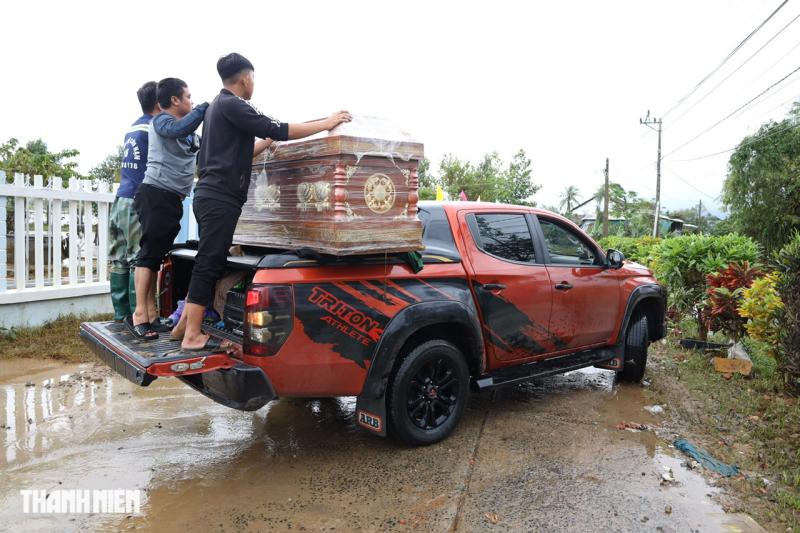 Quan tài của bà Cúc: Nỗi đau giữa biển nước tại Đắk Lắk - Ảnh 4.