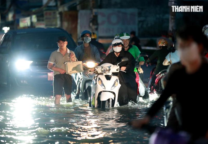 Triều cường ở TP.HCM: Người dân Thanh Đa lại khổ sở chống chọi trong đêm- Ảnh 14.