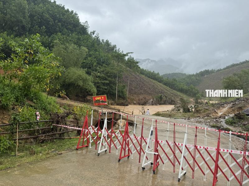 Cận cảnh lũ cuốn sập cầu Nước Bao ở Quảng Ngãi - Ảnh 10.