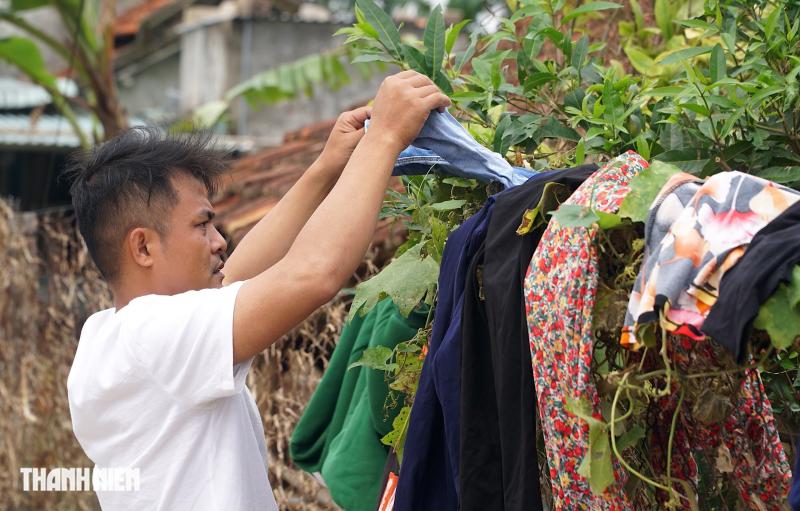 Xã Hòa Thịnh hàn gắn sau lũ: Người dân cùng nhau dọn dẹp - Ảnh 2.