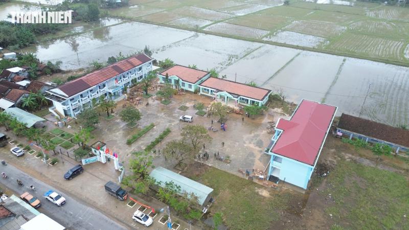 Rốn lũ Hòa Thịnh nhìn từ flycam: Làng quê ngổn ngang sau nước rút- Ảnh 3. Rốn lũ Hòa Thịnh nhìn từ flycam: Làng quê ngổn ngang sau nước rút- Ảnh 3.