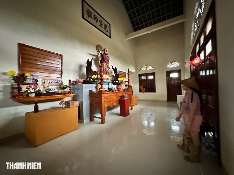 Dân xã Hòa Thịnh (Đắk Lắk) leo bàn thờ, ôm tượng Phật lúc lũ dâng cao - Ảnh 4.