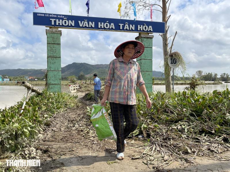 ‘Rốn lũ’ Đắk Lắk: Người dân oằn mình dọn rác sau bão - Ảnh 5.
