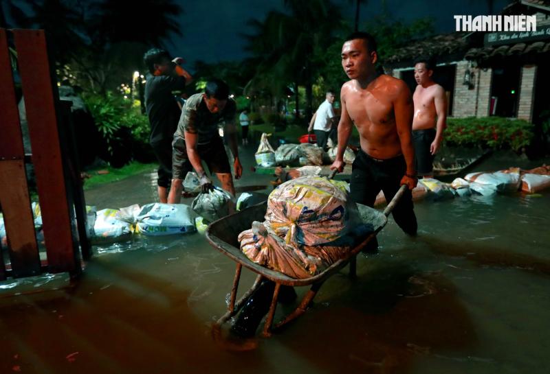 Triều cường ở TP.HCM: Người dân Thanh Đa lại khổ sở chống chọi trong đêm- Ảnh 2.
