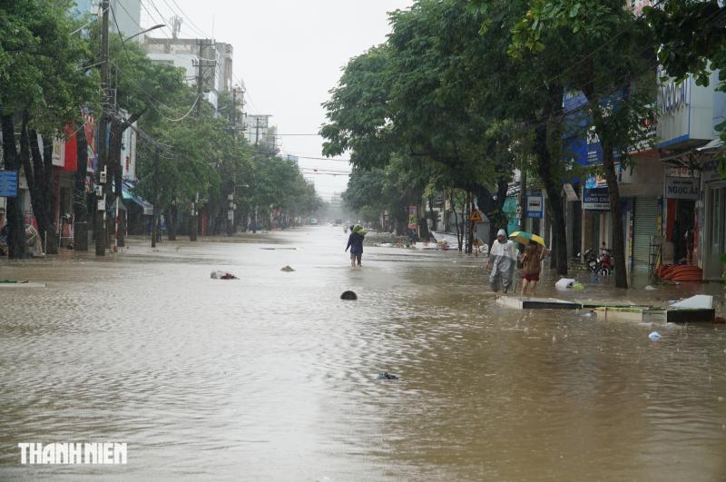 Hình ảnh nước ngập mênh mông tại tâm lũ lịch sử ở tỉnh Đắk Lắk - Ảnh 11.