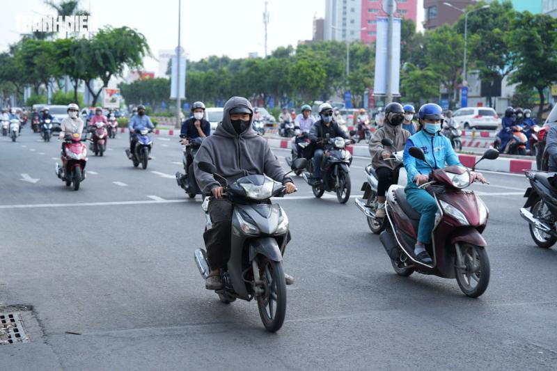 Thời tiết TP.HCM sáng nay 19 độ C, người dân co ro ra đường - Ảnh 7.