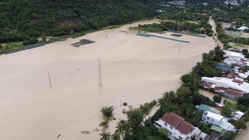 Nha Trang ngập sâu trong biển nước , lũ sông Cái dâng cao nghiêm trọng - Ảnh 4.