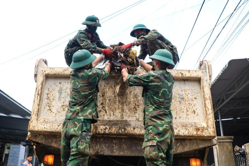 Người dân Hòa Thịnh rửa sổ đỏ đầy bùn sau lũ dữ mà... 'cười ra nước mắt' - Ảnh 12.