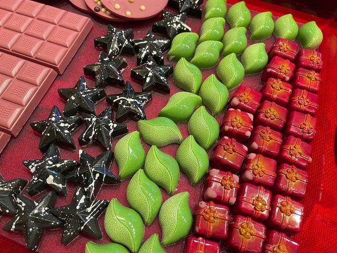 Sinh viên ứng dụng AI trong ẩm thực, trải nghiệm nghệ thuật Chocolate và Mixology  - Ảnh 7.