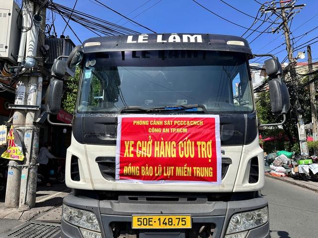 Công an TP.HCM hỗ trợ khoảng 70 tấn hàng cứu trợ bà con bị ngập lụt - Ảnh 4.
