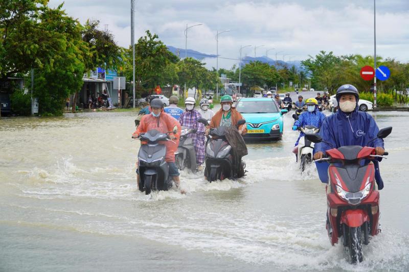 Nha Trang ngập sâu trong biển nước , lũ sông Cái dâng cao nghiêm trọng - Ảnh 7.