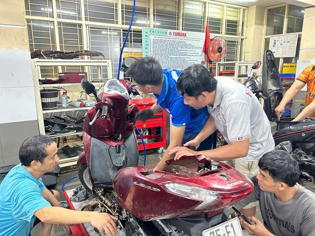 Bạn trẻ Huế sửa xe miễn phí, ‘sửa’ lại tinh thần sau lũ dữ- Ảnh 2.
