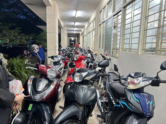 Bạn trẻ Huế sửa xe miễn phí, ‘sửa’ lại tinh thần sau lũ dữ- Ảnh 4.