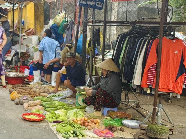 Giá rau củ ở TP.HCM tăng mạnh sau sạt lở, mưa lũ: Sở Công thương nói gì?- Ảnh 2.