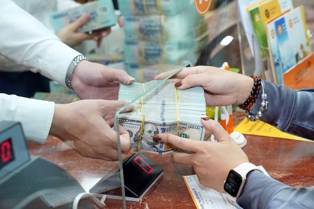 Giá USD hôm nay 11.11.2025: Ngân hàng tăng chiều bán ra, tự do đứng yên- Ảnh 1.