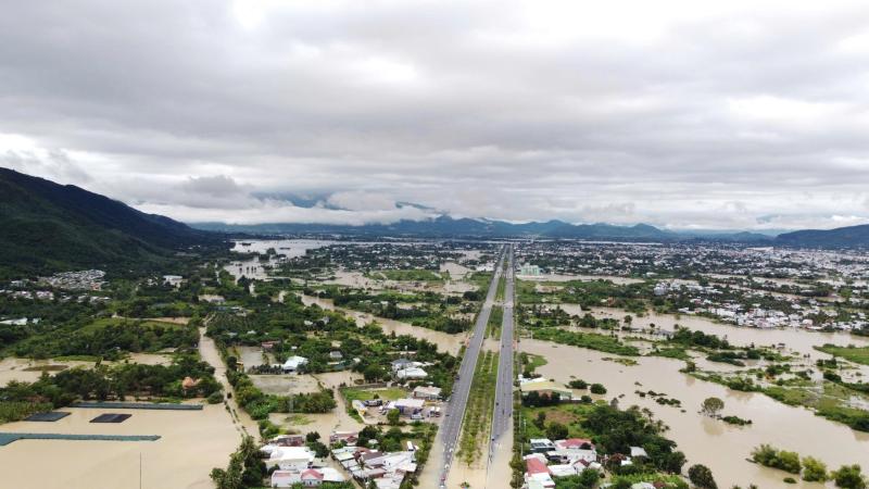 Nha Trang ngập sâu trong biển nước , lũ sông Cái dâng cao nghiêm trọng - Ảnh 3.