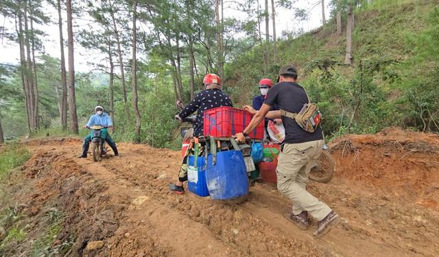 Sạt lở đèo D'Ran khiến giá vận chuyển hàng hóa tăng cao gấp đôi - Ảnh 1.
