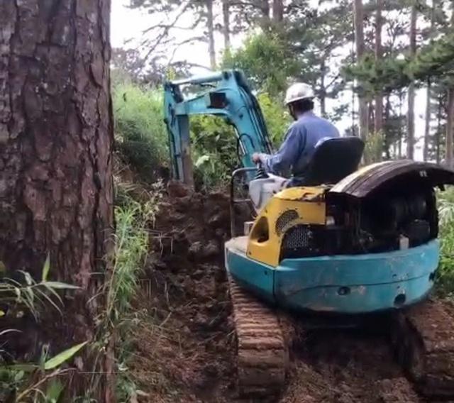 Hỗ trợ người dân làm đường tạm khi đèo D'Ran bị sạt lở nghiêm trọng - Ảnh 6.