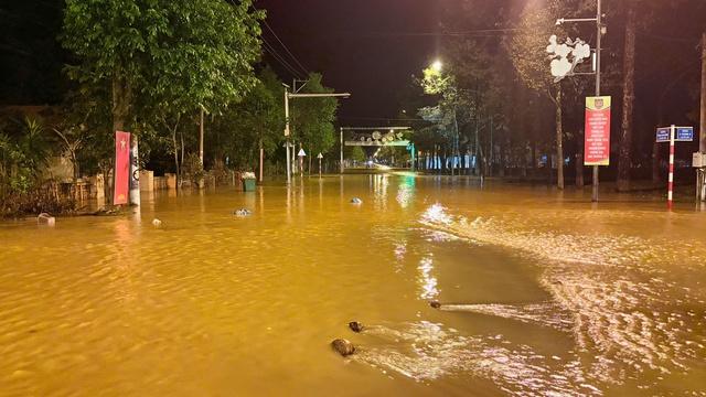Rốn lũ Cát Tiên: Hàng trăm người được cứu khỏi vùng ngập lụt nguy hiểm - Ảnh 2.