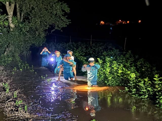 Rốn lũ Cát Tiên: Hàng trăm người được cứu khỏi vùng ngập lụt nguy hiểm - Ảnh 4.