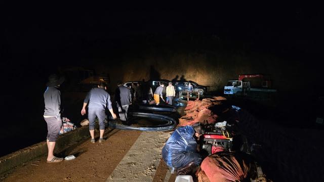 Hàng trăm người trắng đêm cứu hồ Cay An trước nguy cơ vỡ đập- Ảnh 7.