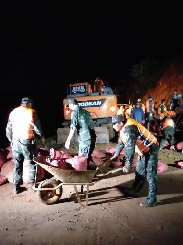 Hàng trăm người trắng đêm cứu hồ Cay An trước nguy cơ vỡ đập- Ảnh 9.