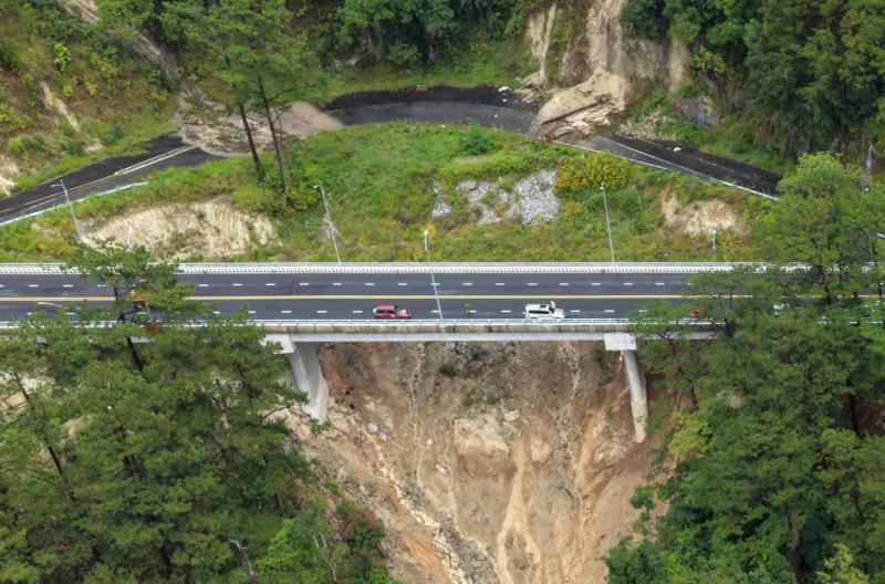 Cận cảnh sạt lở đèo Prenn sau gần 1 năm bàn giao đưa vào sử dụng  - Ảnh 3.