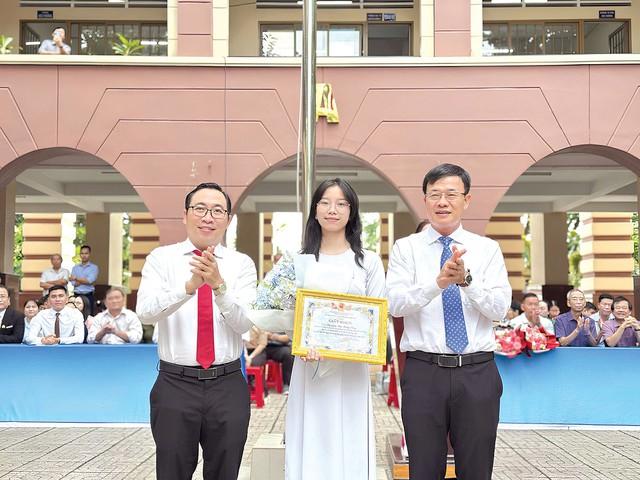 Nhân cách lớn từ những nghĩa cử nhỏ - Ảnh 2.