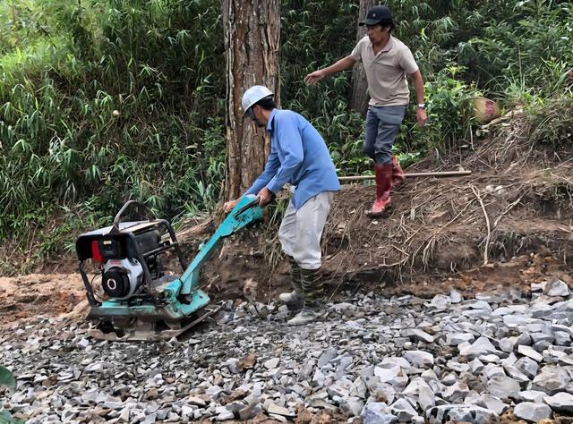 Hỗ trợ người dân làm đường tạm khi đèo D'Ran bị sạt lở nghiêm trọng - Ảnh 3.