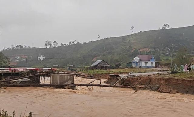 Một xã có 4 người tử vong do mưa lũ kinh hoàng ở Lâm Đồng - Ảnh 2.