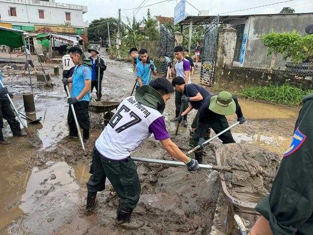 110 cán bộ, chiến sĩ an ninh nhân dân giữa biển bùn lũ Đắk Lắk - Ảnh 6.