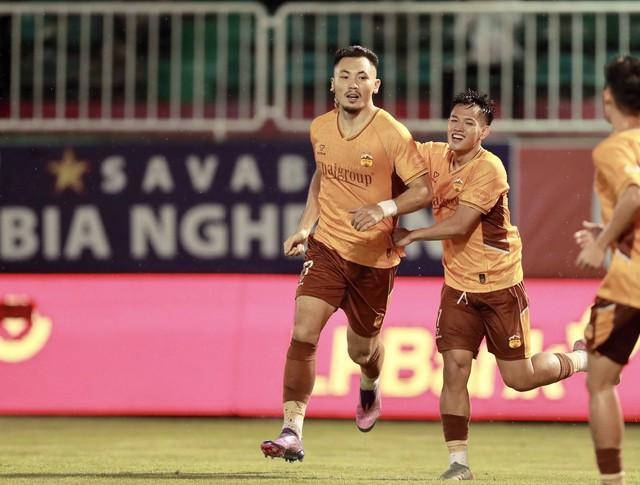 Lịch thi đấu V-League mới nhất: HAGL dễ thắng, Hà Nội và HLV Kewell vào 'hiểm địa'- Ảnh 1.