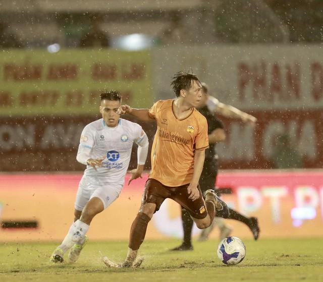 Kỳ lạ V-League: Nhà vô địch đua trụ hạng với HAGL, chưa biết ai hơn ai- Ảnh 1.
