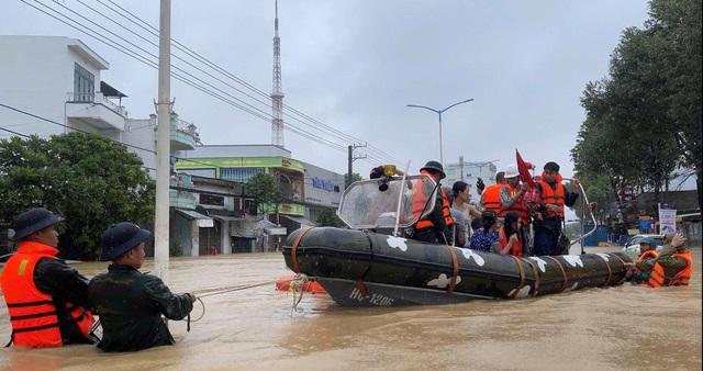 Tập trung cứu trợ mưa lũ khắc phục khó khăn cho người dân các tỉnh miền trung - Ảnh 1.