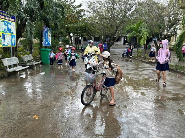 Học sinh vùng lũ phường Phú Yên trở lại trường, mất sách vở thì báo cô giáo- Ảnh 4.