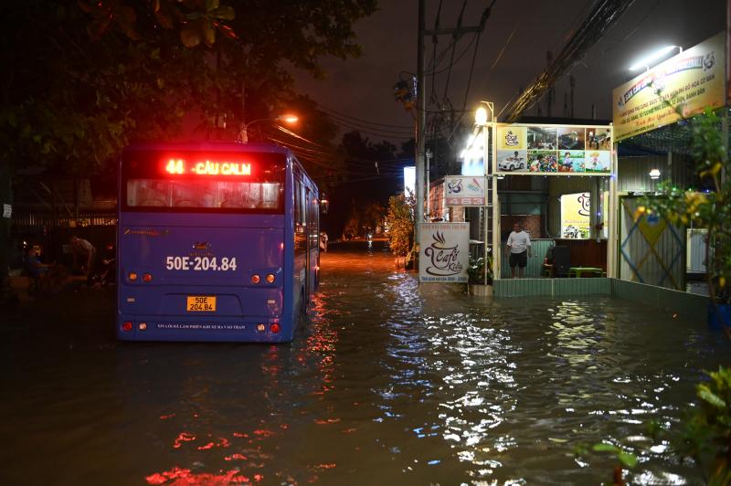 Triều cường ngày 7 . 11 Tại bán đảo Thanh Đa: Ngập nước giảm , người dân nhẹ nhõm hơn - Ảnh 6.