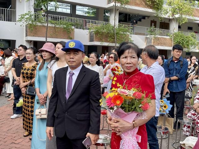 Hàng ngàn tân cử nhân cúi đầu tri ân thầy cô, cha mẹ- Ảnh 5.