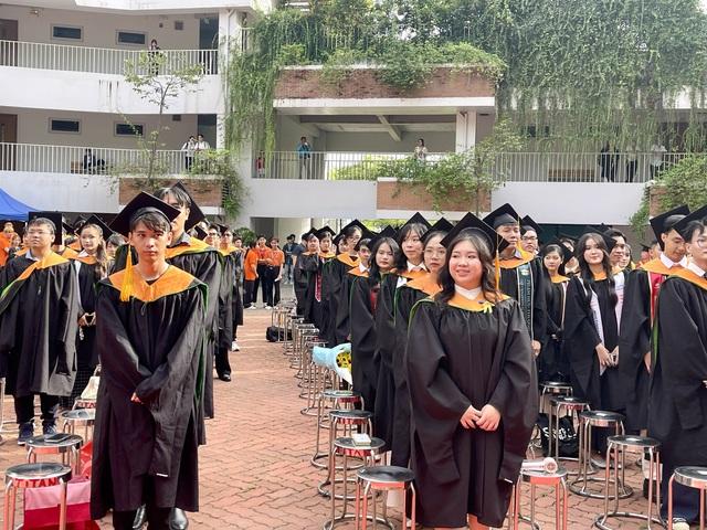 Hàng ngàn tân cử nhân cúi đầu tri ân thầy cô, cha mẹ- Ảnh 4.