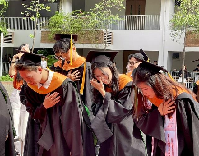 Hàng ngàn tân cử nhân cúi đầu tri ân thầy cô, cha mẹ- Ảnh 3.