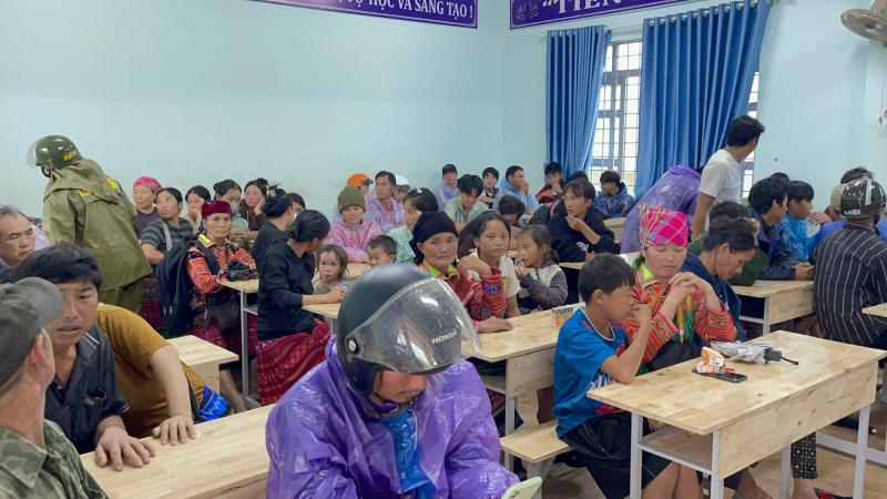 Sạt lở ở Đắk Lắk: Lực lượng cứu hộ căng dây thừng đưa dân ra khỏi vùng nguy hiểm - Ảnh 8.